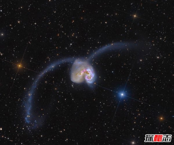 触须星系之谜,碰撞中的星系竟有烟花般的尾巴(异常美丽)